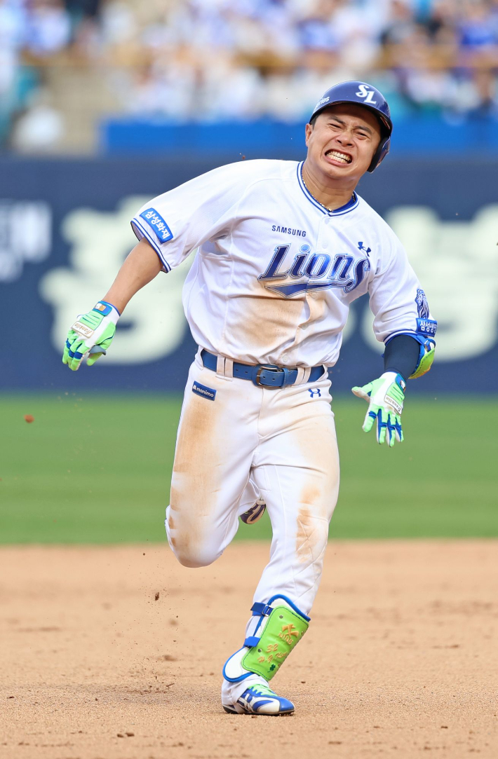 6회말 장타를 날린 뒤 3루까지 이를 악물고 뛰는 김헌곤. 삼성  