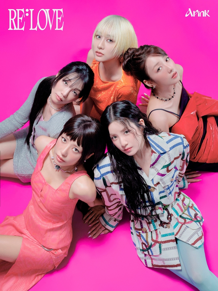 에이핑크 초롱과 보미는 앨범과 곡을 추천해달라는 요청에 새 앨범 '리 : 러브'와 타이틀곡 '러브 미 모어'를 꼽았다. 위드어스엔터테인먼트 제공