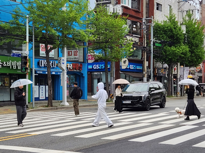 부산 남구 국립부경대학교 앞에서 시민들이 거리를 건너고 있다. 정혜린 기자