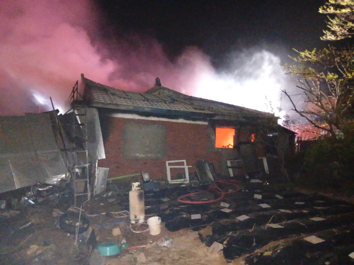 19일 오전 3시 45분쯤 전북 익산시 황등면의 한 단독주택에서 화재가 발생했다.전북소방본부 제공