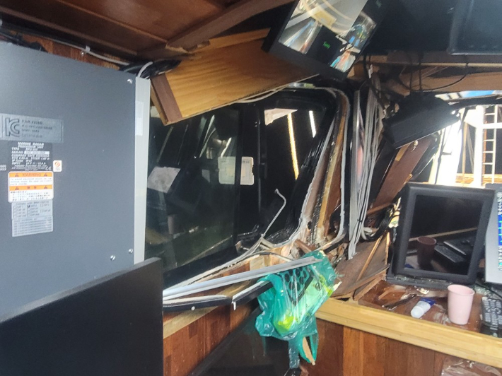 충돌로 인해 어선 내부가 파손됐다. 전북 군산해양경찰서 제공