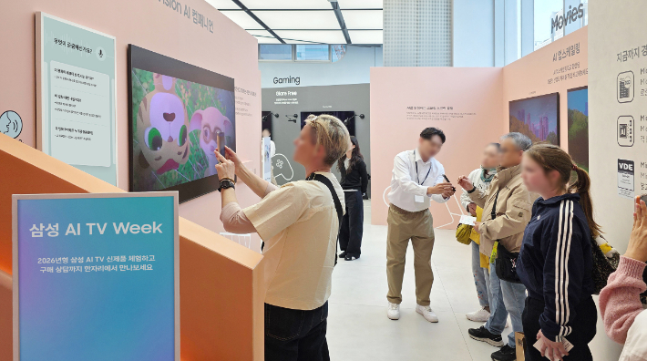 '삼성 AI TV 위크' 방문객들이 영화를 시청하며 삼성 TV만의 통합 AI 플랫폼 '비전 AI 컴패니언'에 궁금한 내용을 질문하고 있다. 삼성전자 제공