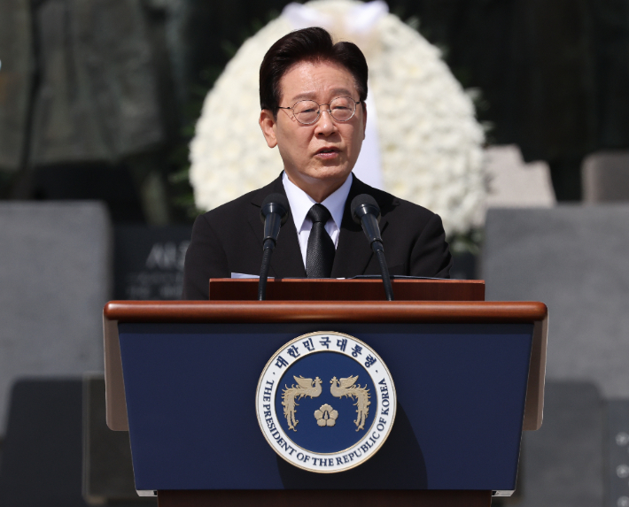 이재명 대통령이 19일 서울 강북구 국립 4·19민주묘지에서 열린 4·19혁명 기념식에서 기념사를 하고 있다. 연합뉴스