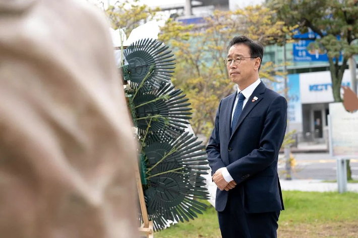 19일 오전 제주시 연동에 위치한 4·19민주혁명기념탑을 찾은 위성곤 의원. 위성곤 의원 SNS 캡처