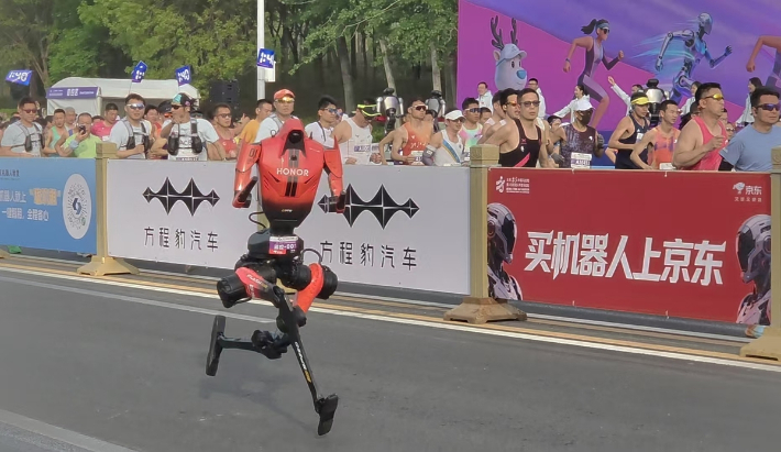 19일 중국 베이징시 이좡에서 개최된 '제2회 휴머노이드 로봇 하프마라톤 대회'에 참가한 로봇 '샨뎬'이 질주하고 있다. 연합뉴스