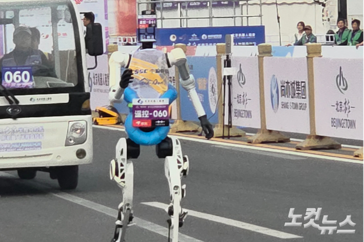 19일 중국 베이징시 이좡에서 개최된 '제2회 휴머노이드 로봇 하프마라톤 대회'에 참가한 로봇. 정영철 기자