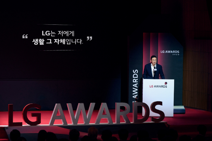 16일 경기도 이천 LG인화원에서 열린 LG어워즈에서 구광모 (주)LG 대표가 고객 심사단이 남긴 소감을 언급하며 축사를 하고 있는 모습. LG그룹 제공