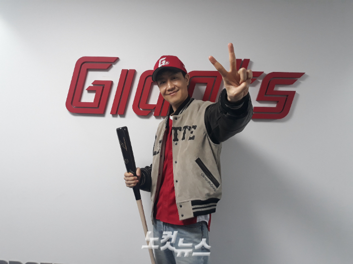 19일 한화-롯데의 경기 시구를 맡은 배우 정우가 인터뷰 뒤 포즈를 취하고 있다. 방송인 하하가 선물한 한정판 점퍼를 입고, 롯데 외야수 전준우가 준 배트를 들고 있다. 노컷뉴스 