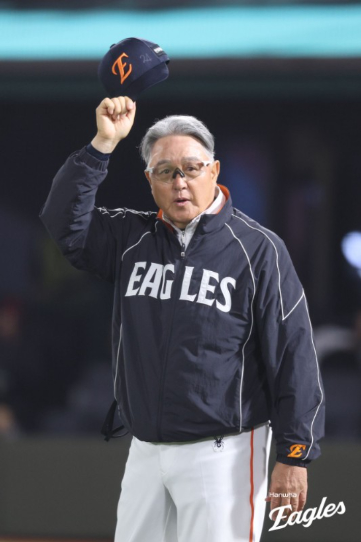 한화 김경문 감독이 18일 롯데와 원정에서 승리한 뒤 팬들에게 인사하고 있다. 한화 이글스 