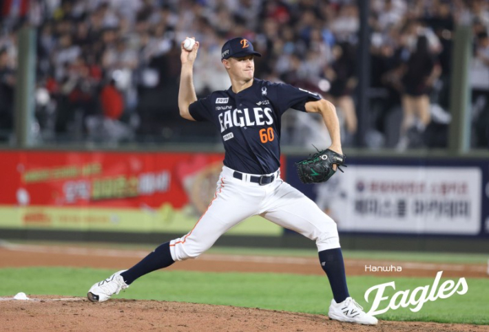 한화 새 마무리 잭 쿠싱이 18일 롯데와 원정에 등판해 투구하는 모습. 한화 이글스  