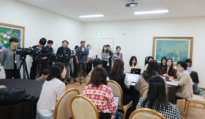 원민경 성평등가족부 장관이 19일서울 광진구 세종대학교에서 열린 '형사미성년자(촉법소년) 연령 시민참여단 숙의토론회'에 참석해 취재 기자들을 대상으로 사회적 공론장 논의과정과 향후 일정에 대해 언론 설명을하고 있다. 성평등부 제공