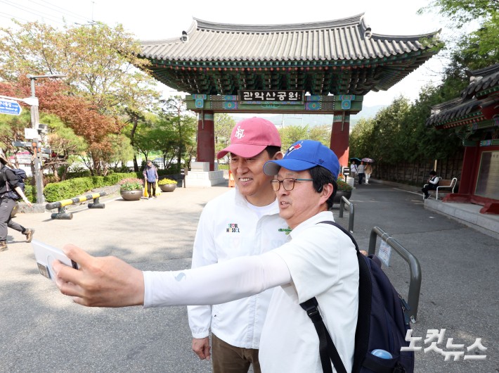 시민들과 인사나누는 오세훈 시장