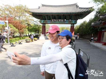 시민들과 인사나누는 오세훈 시장