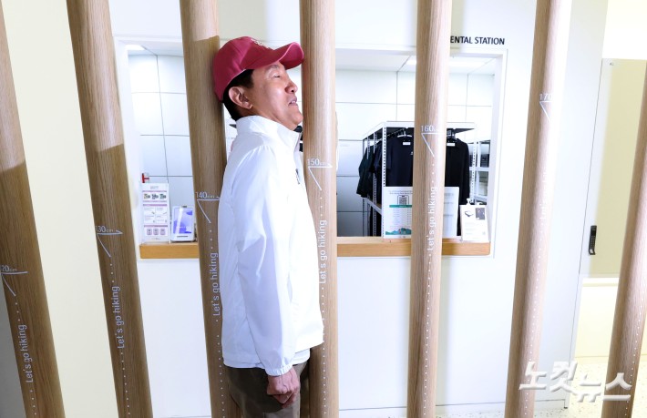 뱃살 확인 시설물 체험하는 오세훈 시장