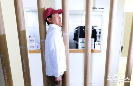 뱃살 확인 시설물 체험하는 오세훈 시장