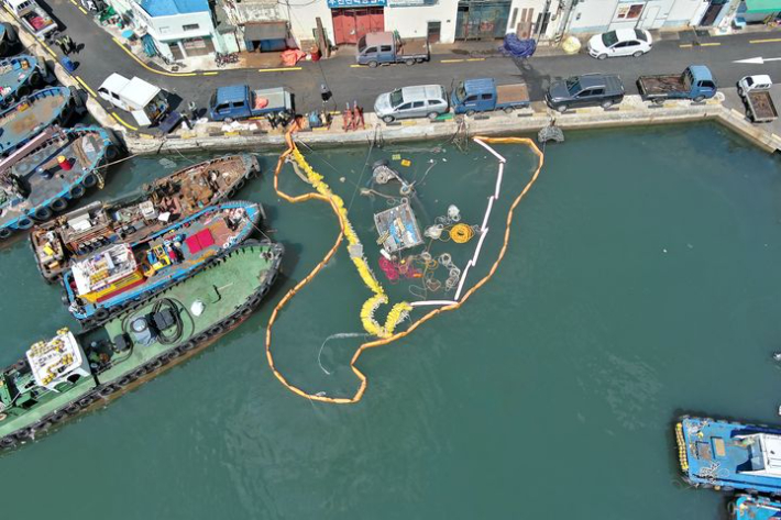 19일 오전 부산 영도구 굴항에 계류중이던 선박 A호(19.27t)가 침수돼 기름이 유출됐다는 내용의 신고가 부산해경에 접수됐다. 부산해경 제공