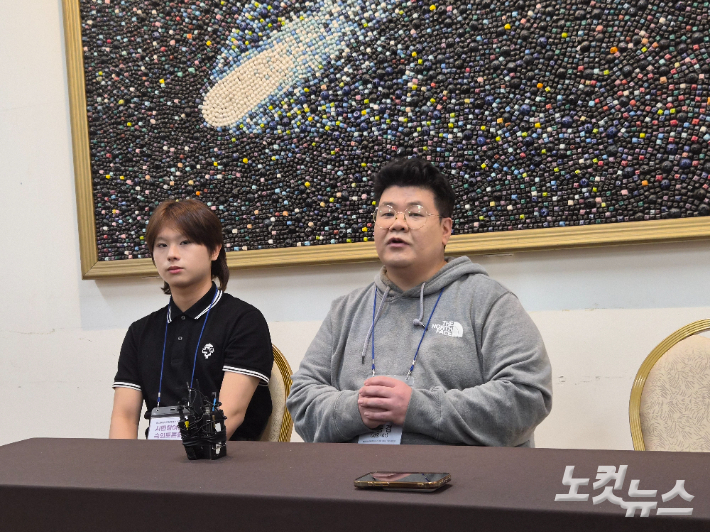 시민참여단으로 19일 토론회장을 찾은 김하준(17세)군과 김웅겸(44)씨가 행사 도중 취재진과 간단한 인터뷰를 진행했다. 최서윤 기자 