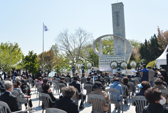 부산시는 19일 오전 중앙공원 4·19민주혁명희생자 위령탑 앞 광장에서 4·19혁명 유공자의 숭고한 희생정신을 기리는 '제66주년 4·19혁명 기념식'을 개최했다. 부산시 제공