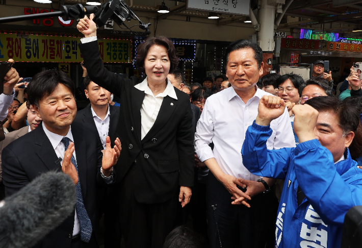 더불어민주당 정청래 대표가 추미애 경기도지사 후보, 김병욱 성남시장 후보, 김용 전 민주연구원 부원장 등과 19일 경기도 성남시 모란민속5일장을 방문해 발언하고 있다. 연합뉴스