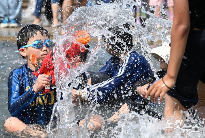 뜨거운 4월의 물놀이