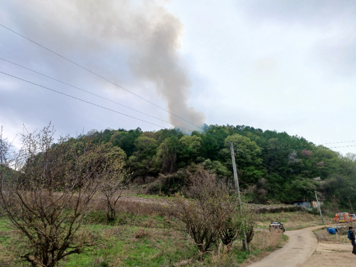 19일 오후 3시 28분쯤 문경시 동로면 수평리 야산에서 불이 났다.경북소방본부 제공
