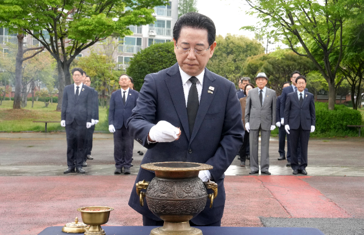  4·19 기념비 참배 중인 김영록 지사. 전남도 제공 