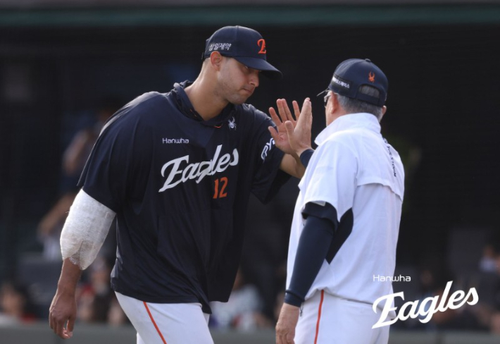 한화 에르난데스가 19일 롯데와 원정에 선발 등판해 승리 투수가 된 뒤 김경문 감독과 하이파이브하고 있다. 한화 