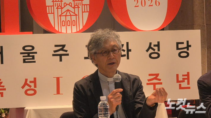 이정구 전 성공회대 총장이 서울주교좌성당의 건축 양식에 대한 역사적 배경을 설명하고 있다. 최창민 기자 