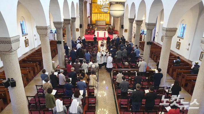 서울주교좌성당 대성전의 양쪽 기둥을 보면 1996년 보완된 네번째 기둥부터 색깔이 다소 밝은 것을 볼 수 있다. 송주열 기자