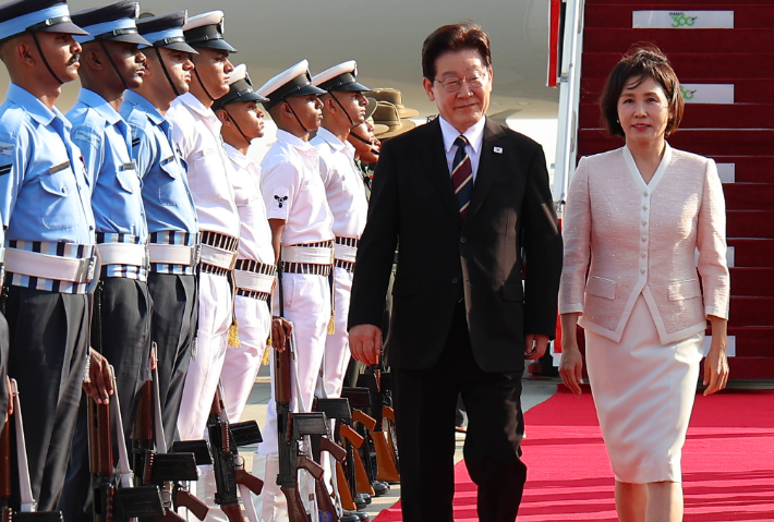 인도를 국빈 방문한 이재명 대통령과 김혜경 여사가 19일(현지시각) 뉴델리 팔람 공군기지에 도착한 공군 1호기에서 내려 이동하고 있다. 연합뉴스