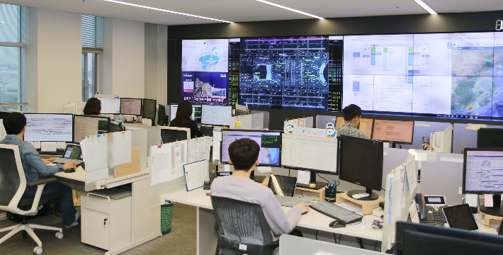 에어부산 운항통제실에서 운항관리사들이 항공기 운항 상황을 실시간 살펴보고 있다. 에어부산 제공