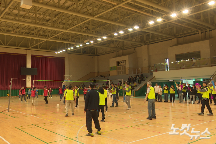 한마음체육대회에서 배구경기가 진행되고 있다. 충북CBS