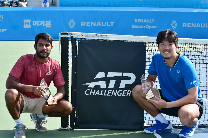 남자 복식 우승을 차지한 아니루드 찬드라세카르(왼쪽)과 유즈키 타케루. 대회 조직위 