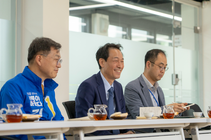 더불어민주당 우상호 강원도지사 후보는 지난 19일 강릉에 있는 율곡국학진흥원을 방문해 지역 문화예술계 관계자들과 간담회를 가졌다. 우 후보 캠프 제공