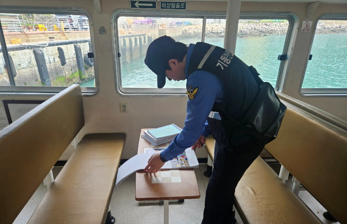 목포해경이 유·도선 집중안전점검을 진행하고 있다. 목포해양경찰서 제공