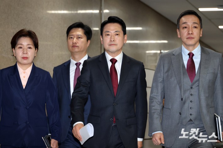 국민의힘 장동혁 대표가 20일 서울 여의도 국회에서 열린 최고위원회의에 참석하고 있다.