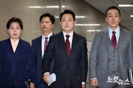 국민의힘 장동혁 대표가 20일 서울 여의도 국회에서 열린 최고위원회의에 참석하고 있다.