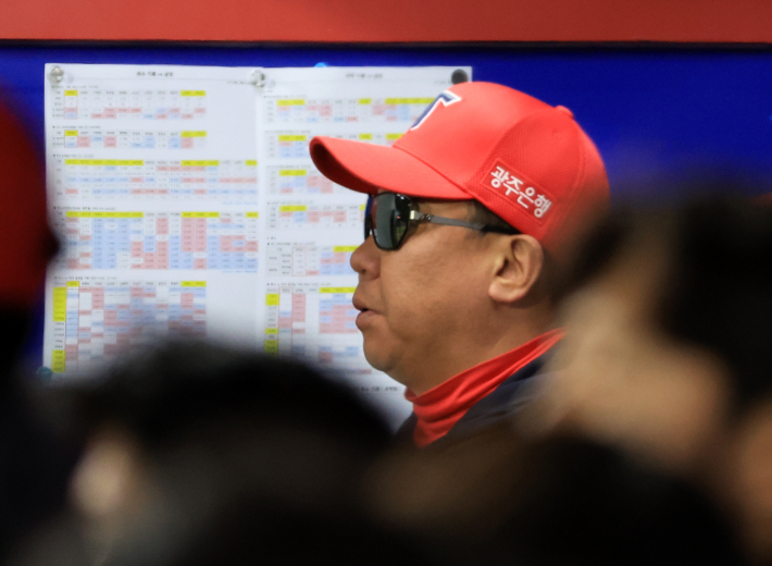 지난 7일 광주기아챔피언스필드에서 열린 프로야구 삼성 라이온즈와 KIA 타이거즈의 경기. KIA 이범호 감독이 6회초 수비를 지켜보고 있다. 연합뉴스