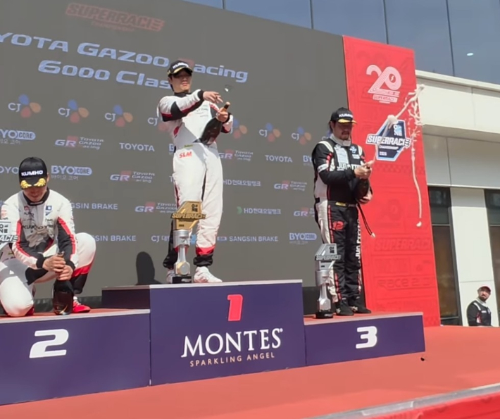 이창욱(가운데)이 우승 세리머니를 펼치는 모습. 슈퍼레이스 SNS 캡처