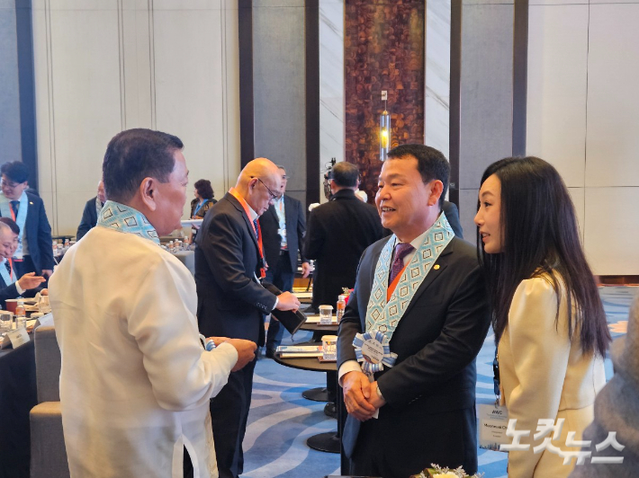 윤석대 사장(오른쪽 두번째)이 20일 필리핀에서 열린 아시아물위원회 이사회에 참석한 관계자와 인사말을 나누고 있다. 인상준 기자