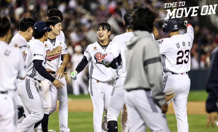 지난 18일 열린 KIA전에서 승리한 후 기뻐하는 두산 선수들. 두산 홈페이지 사진 캡처