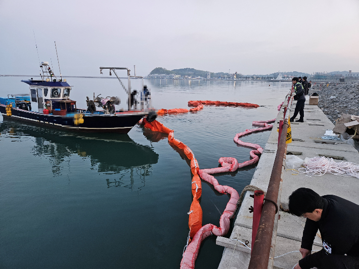 방제 작업 중인 보령해경. 보령해경 제공