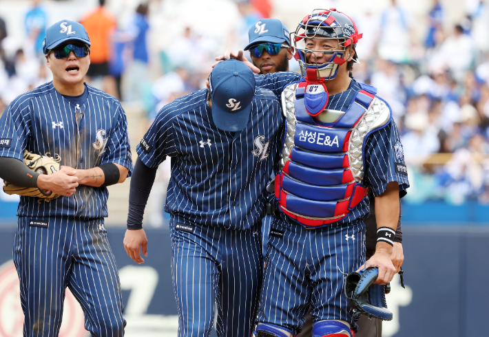 삼성 선발투수 원태인이 포수 강민호의 격려를 받으며 마운드를 내려오고 있다. 연합뉴스