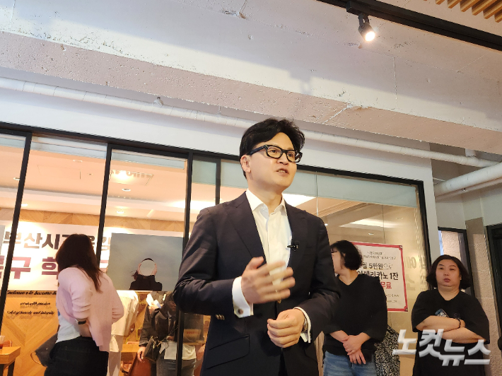 한동훈 전 국민의힘 대표가 20일 오전 열린 북구 학부모 소통 간담회 직후 취재진의 질문에 답하고 있다. 정혜린 기자