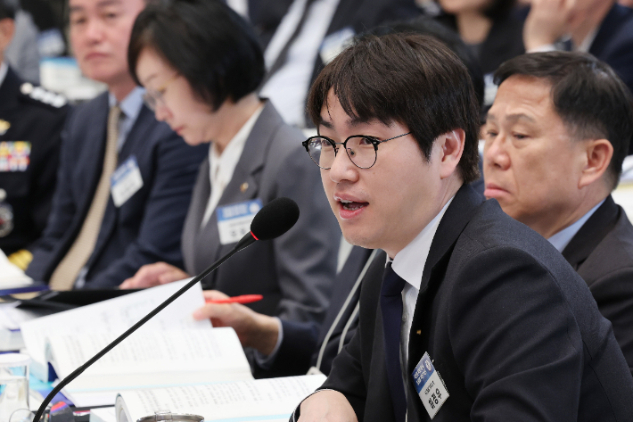 하정우 AI미래기획수석이 청와대 영빈관에서 열린 공공기관 및 유관기관 업무보고에서 이재명 대통령 질문에 답하고 있다. 연합뉴스