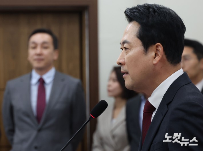 기자회견장에 선 장동혁-김민수