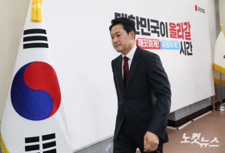 기자회견 마친 장동혁 대표