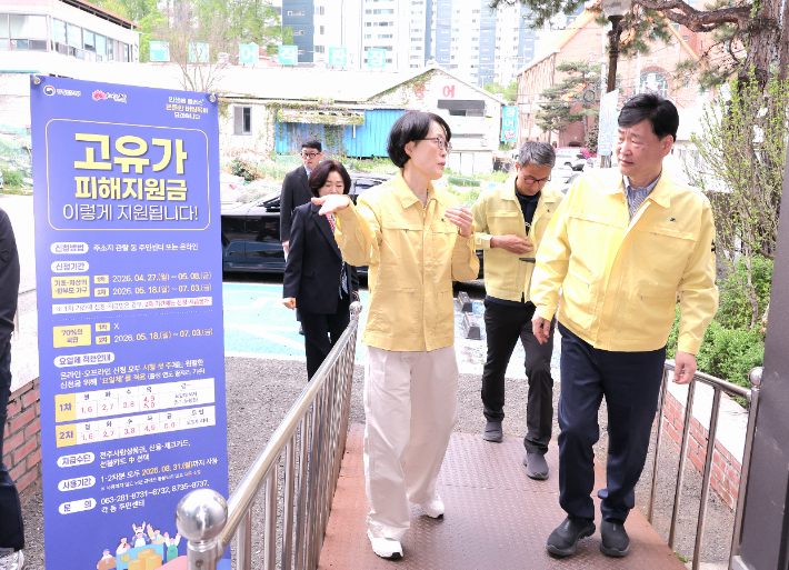 윤동욱 전주시장 권한대행 부시장은 20일 전주시 평화2동 주민센터를 방문해 준비 상황을 점검했다. 전주시 제공