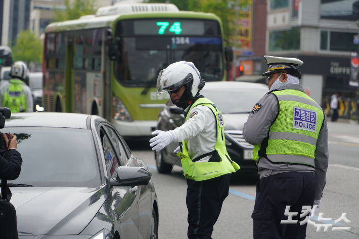 20일 전북 전주시 덕진구 덕진광장에서 경찰이 우회전 일시정지 위반 단속에 나섰다. 심동훈 기자