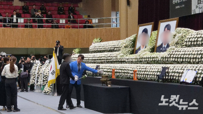 고(故) 박승원 소방경의 첫째 아들이 헌화하고 있다. 한아름 기자